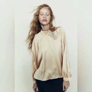 ZARA SATIN TOP WITH FLORAL APPLIQUÉ‎